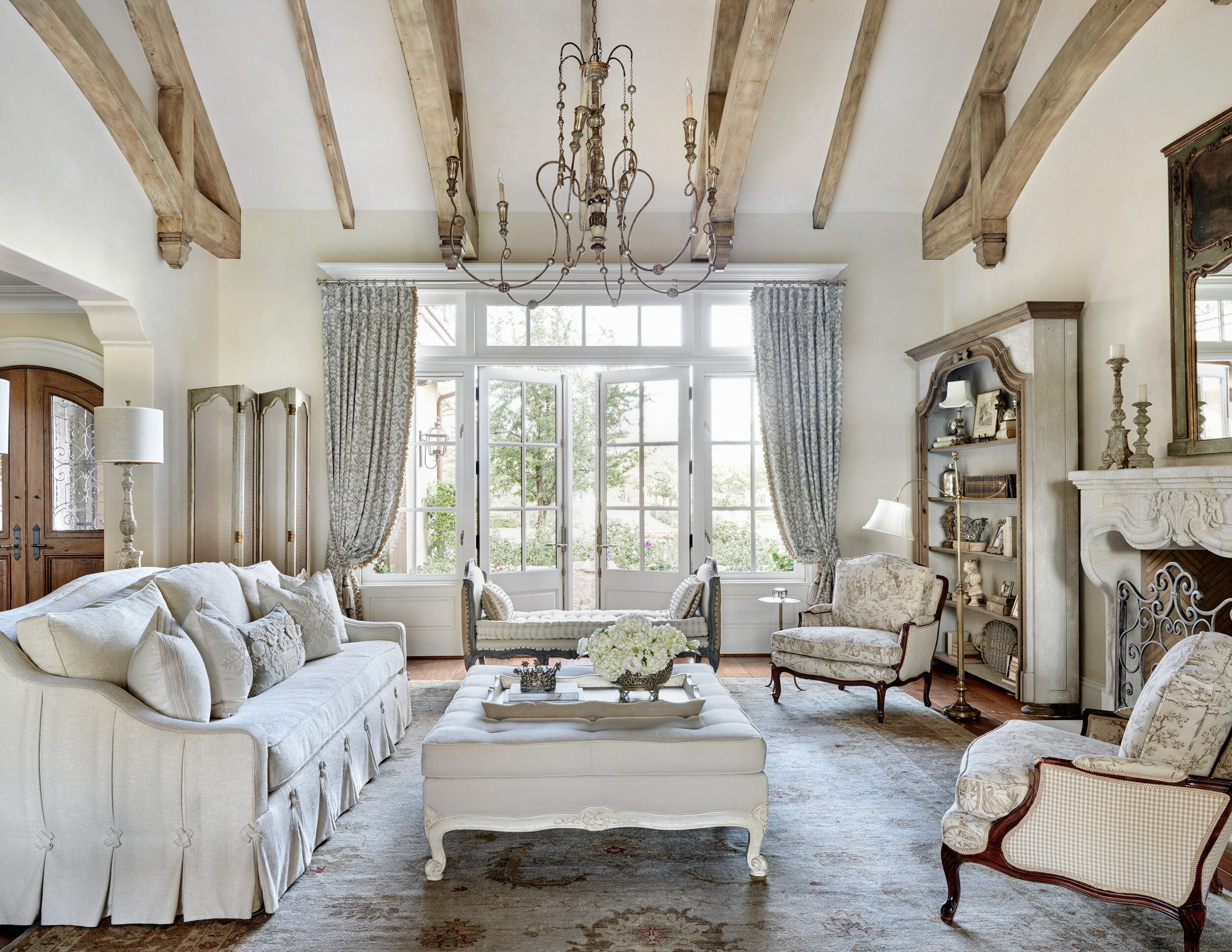 French country style at  インテリア French Country Style Interiors - Rooms with French Country Decor